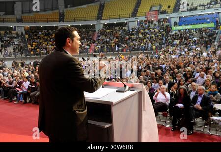 Atene, Grecia. Il 30 novembre 2012. Alexis Tsipras tiene il discorso di apertura durante la conferenza nazionale della coalizione di sinistra SYRIZA ad Atene in Grecia il 30/11/2012. Obiettivo della conferenza è quello di trasformare la coalizione SYRIZA in un partito unico. Foto Stock