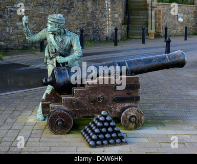 Statua di John Paul Jones spiking un canonico. Il porto, Whitehaven, Cumbria, England, Regno Unito, Europa. Foto Stock