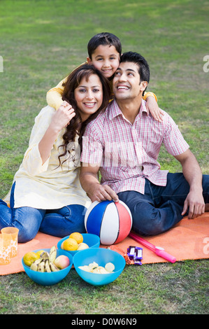 Famiglia godendo picnic in un giardino, Gurgaon, Haryana, India Foto Stock