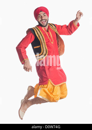 L'uomo facendo il Bhangra folk dance del Punjab in India Foto Stock