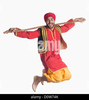 L'uomo facendo il Bhangra folk dance del Punjab in India Foto Stock