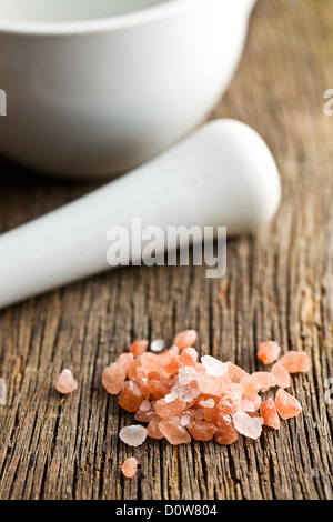 Rosa himalayano sale sul tavolo da cucina Foto Stock