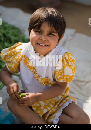 Ritratto di una ragazza sorridente, Farrukh Nagar, Gurgaon, Haryana, India Foto Stock