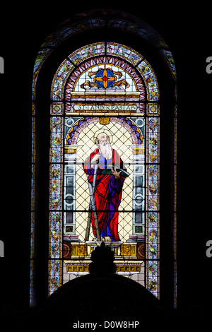 Saint Andrew sulla finestra di vetro colorato in St Stephen Basilica di Budapest, Ungheria. Foto Stock