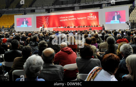 Atene, Grecia. Il 30 novembre 2012. I partecipanti alla conferenza sono seduti nella hall durante il convegno nazionale della coalizione di sinistra SYRIZA ad Atene in Grecia il 30/11/2012. Obiettivo della conferenza è quello di trasformare la coalizione SYRIZA in un partito unico. Foto Stock