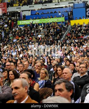 Atene, Grecia. Il 30 novembre 2012. I partecipanti alla conferenza sono seduti nella hall durante il convegno nazionale della coalizione di sinistra SYRIZA ad Atene in Grecia il 30/11/2012. Obiettivo della conferenza è quello di trasformare la coalizione SYRIZA in un partito unico. Foto Stock