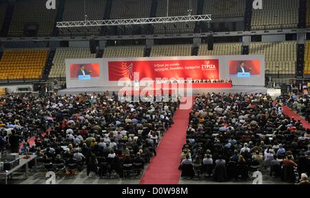 Atene, Grecia. Il 30 novembre 2012. I partecipanti alla conferenza sono seduti nella hall durante il convegno nazionale della coalizione di sinistra SYRIZA ad Atene in Grecia il 30/11/2012. Obiettivo della conferenza è quello di trasformare la coalizione SYRIZA in un partito unico. Foto Stock