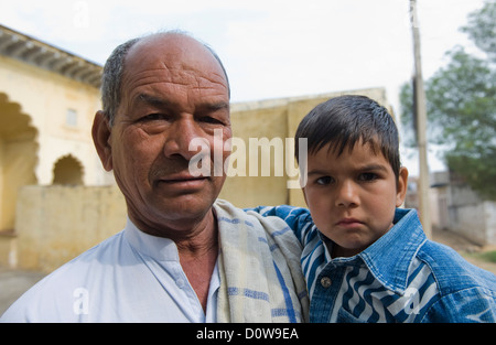 Ritratto di un uomo che porta il suo nipote, Hasanpur, Haryana, India Foto Stock