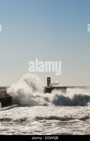 Mare mosso nel molo di Felgueiras, lungo il fiume Douro, bocca di Porto, Portogallo Foto Stock