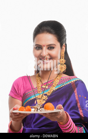 Ritratto di una donna che mantiene una piastra di religiosi offerte su Gudi Padwa festival Foto Stock