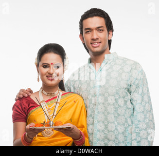 Ritratto di un giovane con una piastra di religiosi offerte su Gudi Padwa festival Foto Stock