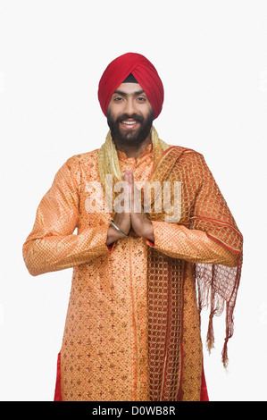 La religione sikh uomo saluto con sorriso Foto Stock