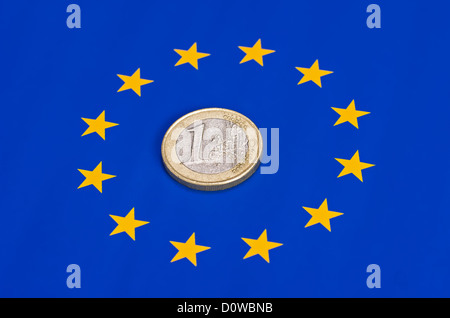 Euro moneta sulla bandiera europea Foto Stock