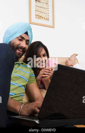 La religione sikh giovane al lavoro su un notebook Foto Stock