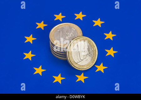 Monete metalliche in euro sulla bandiera europea Foto Stock