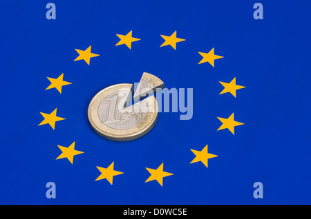 Fette di monete in euro sulla bandiera europea Foto Stock