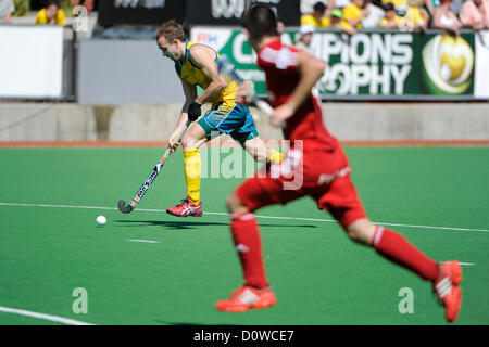 01.12.2012 Melbourne, Australia. Matteo Swann di Australia corre con la palla come Arthur van Doren del Belgio i tentativi di tagliare il suo azionamento durante il maschile di hockey Champions Trophy dallo Stato Netball Hockey Center. Foto Stock