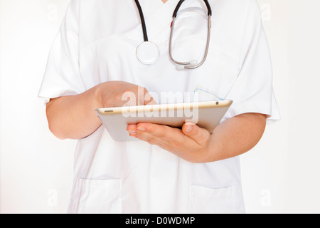 Medico donna utilizzando Tablet PC. Foto Stock