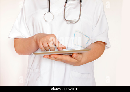 Medico donna utilizzando Tablet PC. Foto Stock