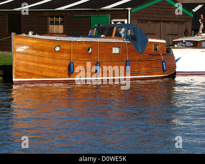 Motore tradizionale cruiser ormeggiato sul fiume Cam, Cambridge, Regno Unito Foto Stock