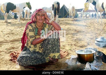 Donna indiana la preparazione di alimenti Foto Stock
