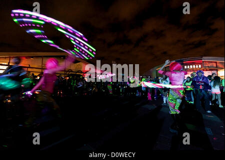 Nov. 30, 2012 - Costa Mesa, California, Stati Uniti - Le persone godono il dopo-party presso il inauagural corsa elettrico, un tempo di notte, la partecipazione tecnica 5K run.(Immagine di credito: © Brian Cahn/ZUMAPRESS.com) Foto Stock