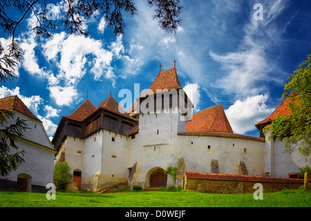 Viscri chiesa fortificata in Transilvania, Romania. È un sito Patrimonio Mondiale dell'UNESCO. Foto Stock