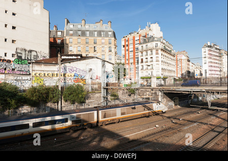 Parigi, Francia: Eurostar treni passeggeri lasciando alla Gare du Nord. Foto Stock