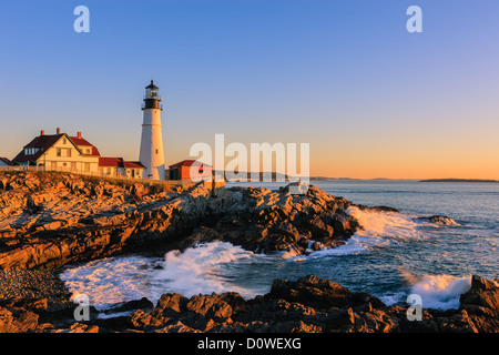 Sunrise a Portland Head Light. Un storico Faro di Cape Elizabeth, Maine Foto Stock