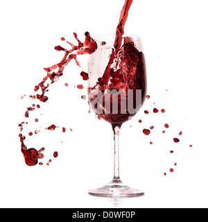 Versando il vino rosso nel calice, isolato su bianco Foto Stock