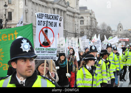 Westminster, Londra, Regno Unito. 1° dicembre 2012. Manifestanti marzo di fronte al Parlamento che trasportano gli striscioni e cartelloni. La campagna contro il cambiamento climatico gruppo marzo sulla piazza del Parlamento e di costruire un 'Fracking Rig' come una protesta contro la pratica della fratturazione idraulica di miniera per gas di scisto e i suoi potenziali danni per l'ambiente. Credito: Matteo Chattle / Alamy Live News Foto Stock