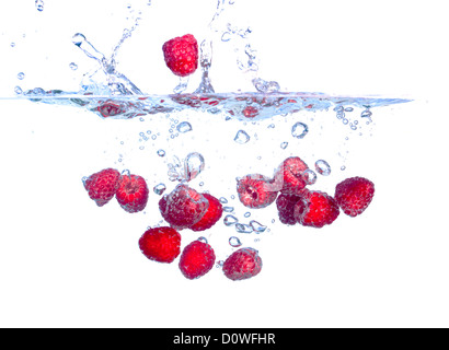 Il lampone rosso cade sotto l'acqua con un tocco Foto Stock