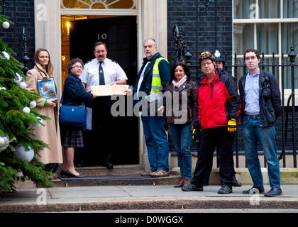 Londra, UK, 1 dicembre 2012. Un ufficiale accetta la una lettera chiedendo domande del Primo Ministro David Cameron sulla sua politica in materia di fracking (l'estrazione del gas di scisto). Una copia della lettera può essere scaricato da http://www.frackfreefylde.com/open-letter-to-david-cameron/ Foto Stock