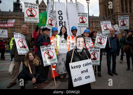 Londra, Regno Unito. 1 dicembre 2012 i manifestanti a stare di fronte ad una simulazione di rig impostare davanti al Parlamento. Credito: Nelson pereira / Alamy Live News Foto Stock