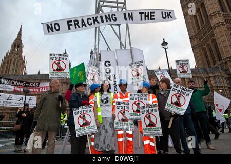 Londra, Regno Unito. 1 dicembre 2012 i manifestanti a stare di fronte ad una simulazione di rig impostare davanti al Parlamento. Credito: Nelson pereira / Alamy Live News Foto Stock