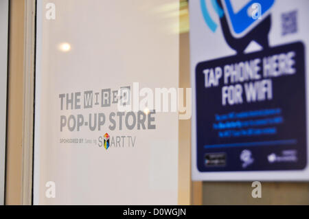 Regent Street, Londra, Regno Unito il 1 dicembre 2012. Wired Magazine Pop-up Store su Regent Street. sponsorizzato da Samsung Smart TV, con il concetto di "nuova rivoluzione industriale" con prodotti, mostre e manifestazioni. Foto Stock