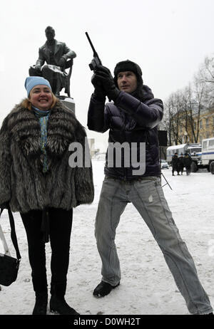 Dal 1 dicembre 2012 - San Pietroburgo, Russia - Le persone che frequentano una protesta per la legalizzazione delle armi e contro la recente liberazione dalla prigionia del campione del mondo di mixed martial arts fighter Rasul Mirzaev, che è stato trovato colpevole di uccidere il russo studente di college Ivan Agafonov con un punzone. Giudice Fedin trovato l'atleta colpevole di omicidio colposo sconsiderate martedì ma liberati di lui come egli aveva già servito 15 mesi in una struttura di detenzione. Mirzaev è stato condannato a due anni di restrizione della libertà. Secondo la frase Mirzaev è vietato lasciare il Daghestan, visitando i luoghi di massa acti Foto Stock