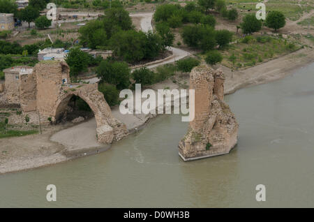 8 maggio 2012 - Hasankeyf, Batman, Turchia - rimane del Artuqid ponte sul fiume Tigri Hasankeyf;.seduta sulle sponde del fiume Tigri la antica città di Hasankeyf vive in una sorta di limbo, migliaia di anni di storia circa a scomparire sotto le acque di esondazione del la costruzione della diga di Ilisu progetto damn, per il popolo di Hasankeyf impossibile costruire o vendere case, trovare lavoro o addirittura ottenere una risposta diretta a quando il passato sarà lavato via, questa minaccia è appeso sopra la città per decenni ma ora il governo turco sta cercando di portare avanti con la diga nonostante la condanna internazionale. (Credito mi Foto Stock