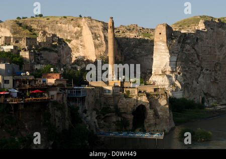 8 maggio 2012 - Hasankeyf, Batman, Turchia - seduta sulle sponde del fiume Tigri la antica città di Hasankeyf vive in una sorta di limbo, migliaia di anni di storia circa a scomparire sotto le acque di esondazione del la costruzione della diga di Ilisu progetto damn, per il popolo di Hasankeyf impossibile costruire o vendere case, trovare lavoro o addirittura ottenere una risposta diretta a quando il passato sarà lavato via, questa minaccia è appeso sopra la città per decenni ma ora il governo turco sta cercando di portare avanti con la diga nonostante la condanna internazionale. (Credito Immagine: © Giovanni Wreford/ZUMAPRESS.com) Foto Stock