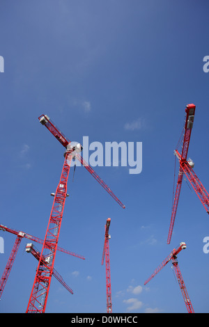 Berlino, Germania, rosso gru edili per la costruzione del sito area Wertheim Foto Stock