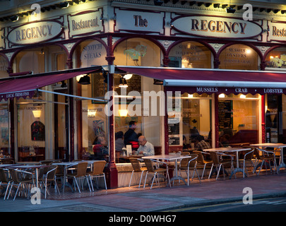 Il regency ristorante, brighton in serata. Foto Stock