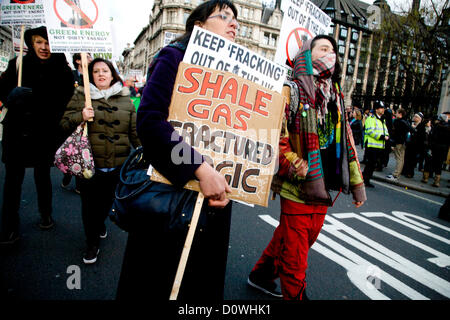 1° dicembre 2012. Londra REGNO UNITO . Il cambiamento climatico attivisti marzo a Londra per protestare contro i piani dal Cancelliere dello Scacchiere George Osborne per dare sgravi fiscali per il Regno Unito industria Fracking e incoraggiare la perforazione di gas. Fracking è un processo di perforazione nel terreno ad alta pressione al fine di spaccatura di rocce argillose per estrarre i gas Foto Stock