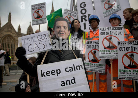 1° dicembre 2012. Londra REGNO UNITO . Il cambiamento climatico attivisti marzo a Londra per protestare contro i piani dal Cancelliere dello Scacchiere George Osborne per dare sgravi fiscali per il Regno Unito industria Fracking e incoraggiare la perforazione di gas . Fracking è un processo di perforazione nel terreno ad alta pressione al fine di spaccatura di rocce argillose per estrarre i gas Foto Stock