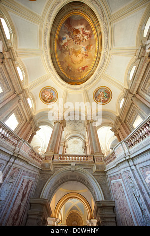 Il Barocco onore Scalone ingresso di Borbone Re di Napoli Palazzo Reale di Caserta, Italia. Foto Stock