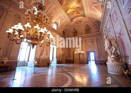 Vista interna della decorazione barocca del 'la sala delle guardie del corpo', il Palazzo Reale di Caserta, Italia. Foto Stock