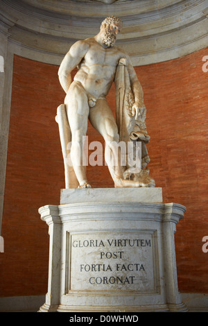 Statua barocca nella hall di ingresso di Borbone Re di Napoli Palazzo Reale di Caserta, Italia. Foto Stock