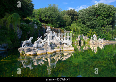 Di Diana e Atteone Fontana ai piedi della grande cascata. Il Re di Napoli Palazzo Reale di Caserta, Italia. Foto Stock