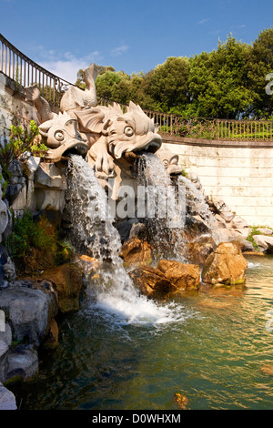 La fontana dei Delfini (1773-80). Il Re di Napoli Palazzo Reale di Caserta, Italia. Un sito Patrimonio Mondiale dell'UNESCO Foto Stock