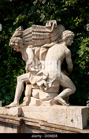 Royal Park della Reggia di Caserta - Barocco Figure dalla Fontana di Eolo. L'Italia. Un sito Patrimonio Mondiale dell'UNESCO Foto Stock