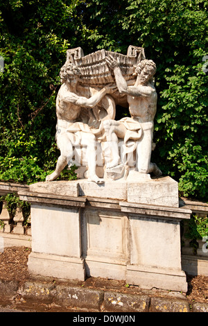 Royal Park della Reggia di Caserta - Barocco Figure dalla Fontana di Eolo. L'Italia. Un sito Patrimonio Mondiale dell'UNESCO Foto Stock